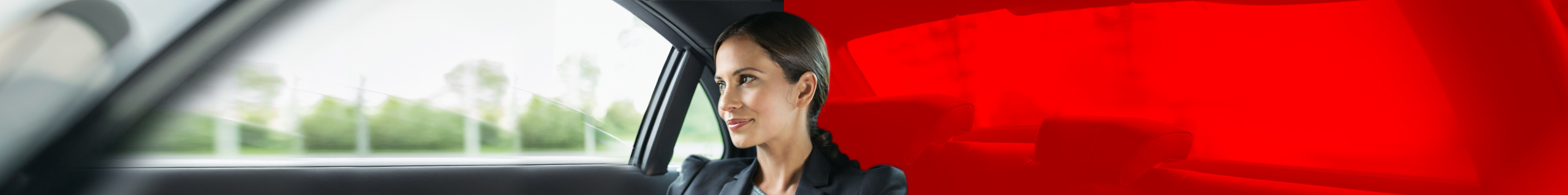 Gesch&auml;ftsfrau sitzt im Auto