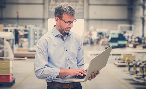 Business-Kunde nutzt AWS am Laptop