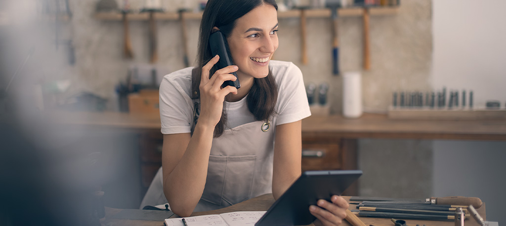 Business-Kundin telefoniert mit dem Smartphone