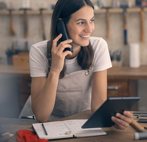 Business-Kundin telefoniert mit dem Smartphone