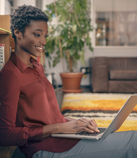 Gesch&auml;ftsfrau l&auml;dt Dateien in Alibaba Cloud