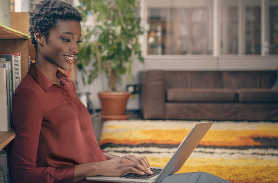 Gesch&auml;ftsfrau l&auml;dt Dateien in Alibaba Cloud