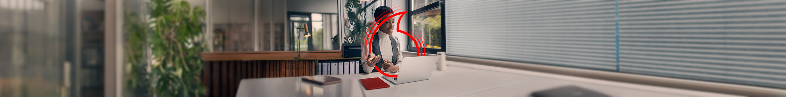 Junge Frau nutzt Cloud-Telefonie von RingCentral