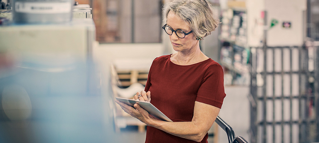 Frau am Tablet nutzt CED