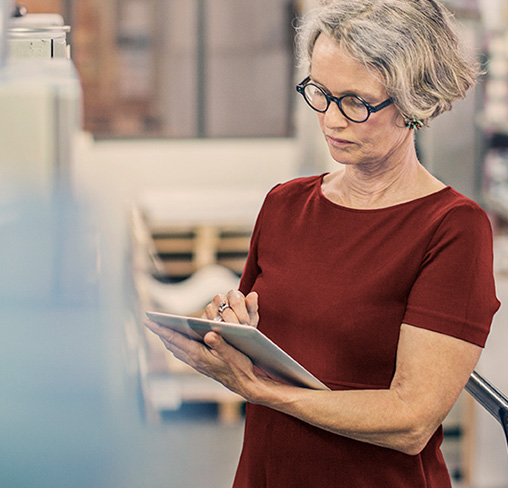 Frau am Tablet nutzt CED