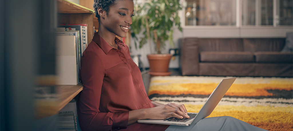 Junge Frau chattet mit Microsoft Teams