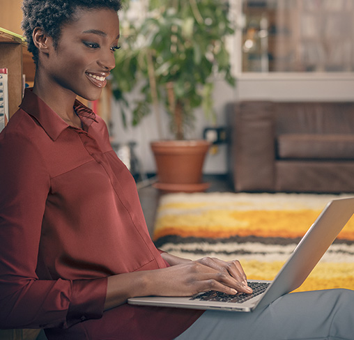 Junge Frau chattet mit Microsoft Teams