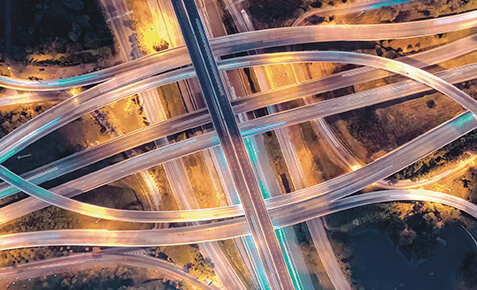 Futuristisches Autobahnkreuz von oben