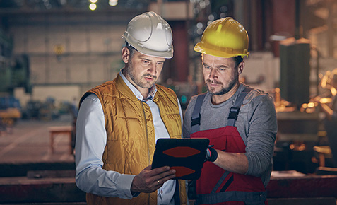 M&auml;nner tauschen sich &uuml;ber Private Cloud aus