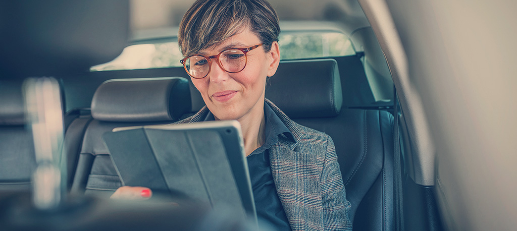 Frau im Auto liest BRF-Bericht