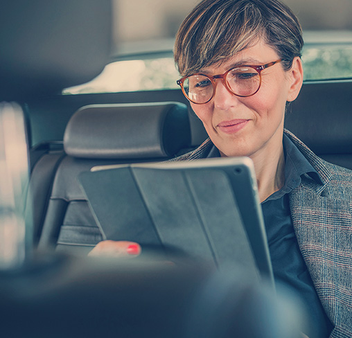 Frau im Auto liest BRF-Bericht