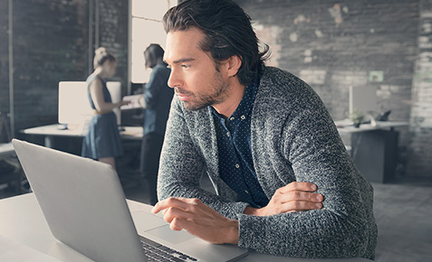 Mann sichert Daten dank Cyber Security