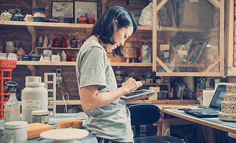 Junge Frau nutzt Managed Services