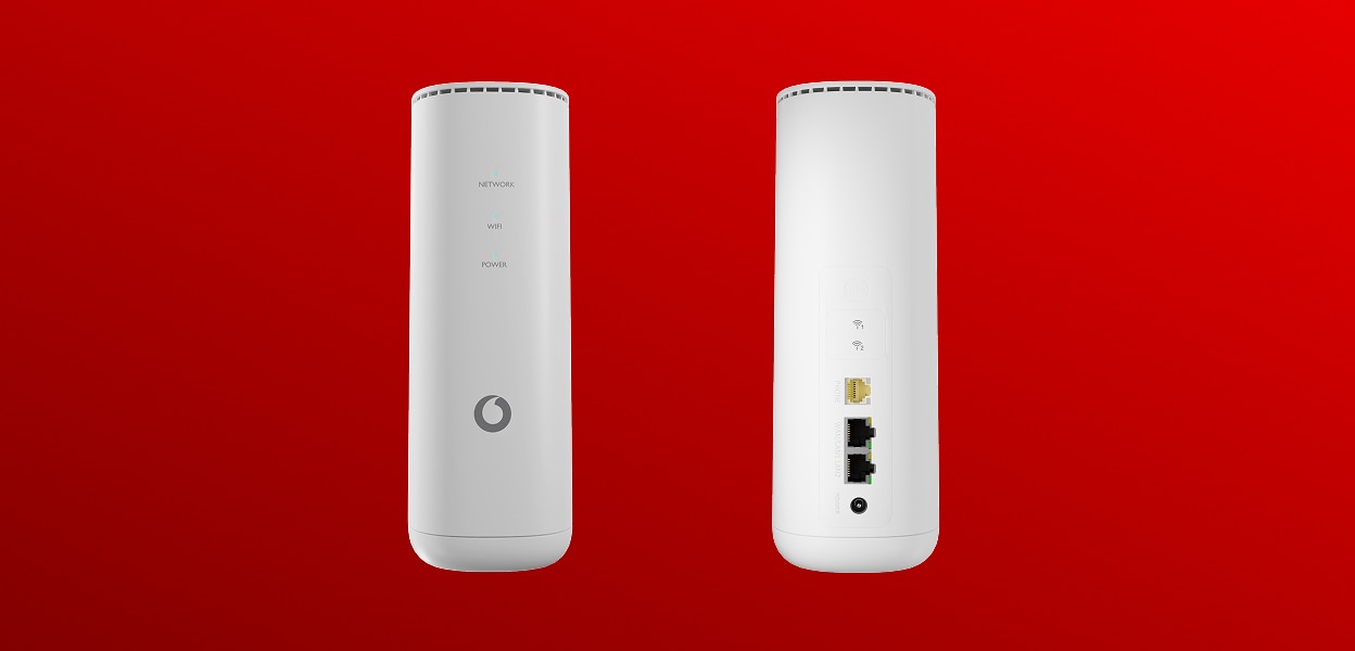 Produktfoto: GigaCube 4G. Ansicht von vorne und hinten nebeneinander. Stehende Router. Farbe: Wei&szlig;.