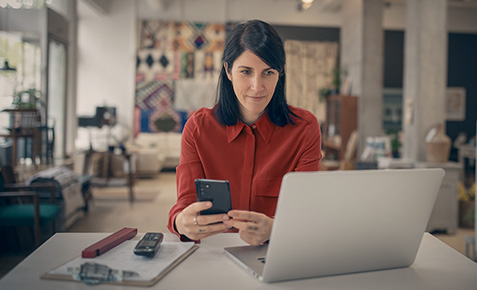 Gesch&auml;ftskundin nutzt Alibaba Cloud