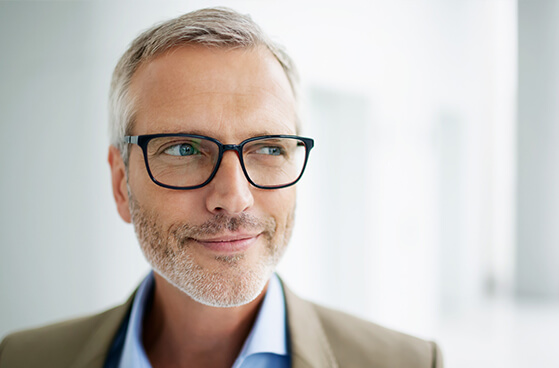 Gesch&auml;ftsmann mit Brille