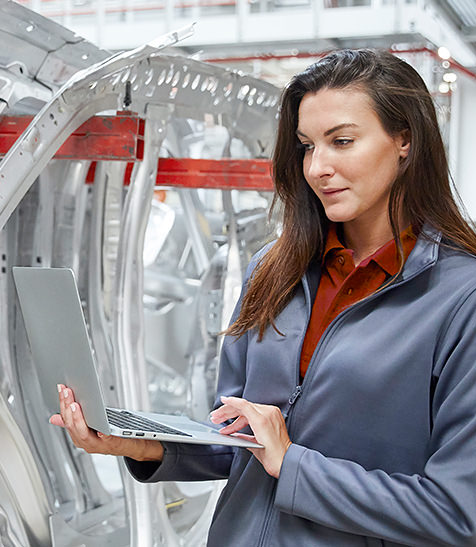 Frau in Smart Factory &uuml;berwacht Produktion