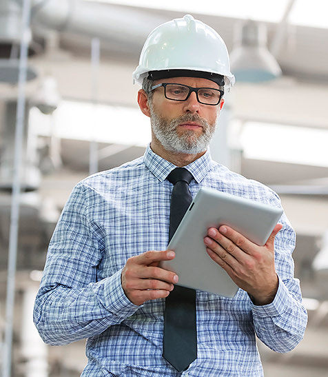 &Auml;lterer Gesch&auml;ftsmann mit Tablet