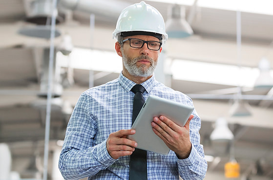 &Auml;lterer Gesch&auml;ftsmann mit Tablet
