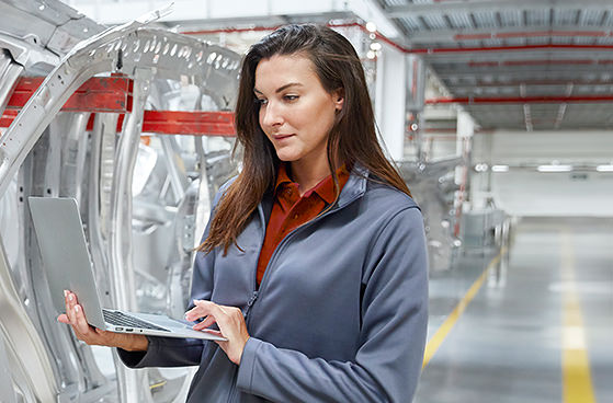 Frau in Smart Factory &uuml;berwacht Produktion