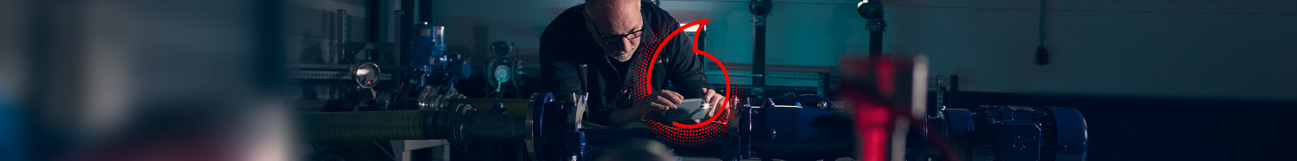 Mann  nutzt Smartphone mit AR ASSISTANT-App