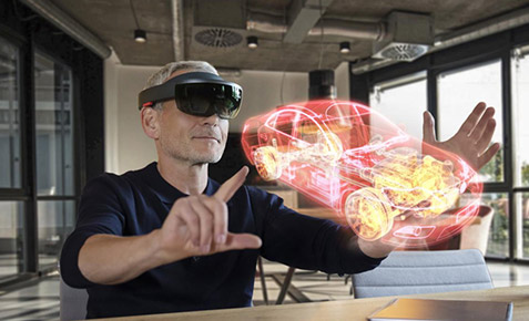 Mann mit VR-Brille und 3D-Model.