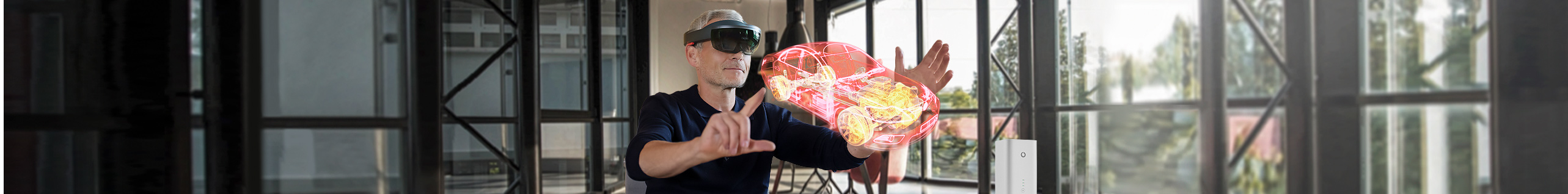 Mann betrachtet VR-Projektion