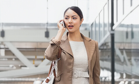 Junge Dame mit Handy am Ohr