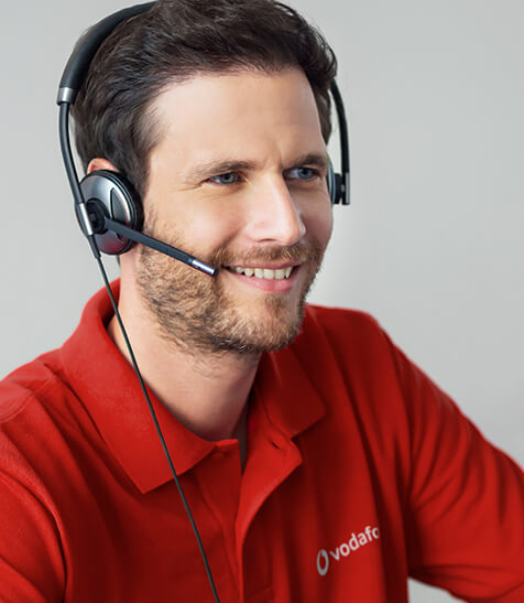 Callcenter-Mitarbeiter telefoniert mit Headset.