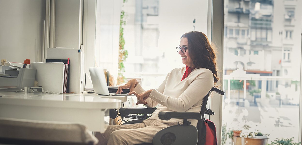 Frau mit starken motorischen Einschr&auml;nkungen