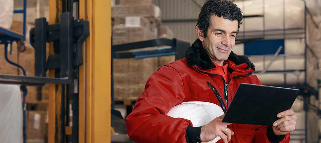 Service-Mitarbeiter bedient sein Tablet.