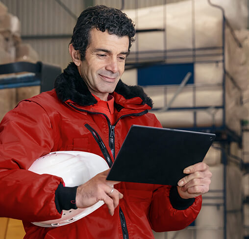 Service-Mitarbeiter bedient sein Tablet.