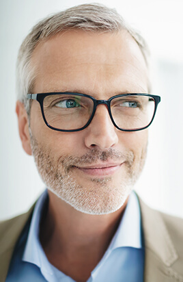 Seri&ouml;ser &auml;lterer Herr mit Brille