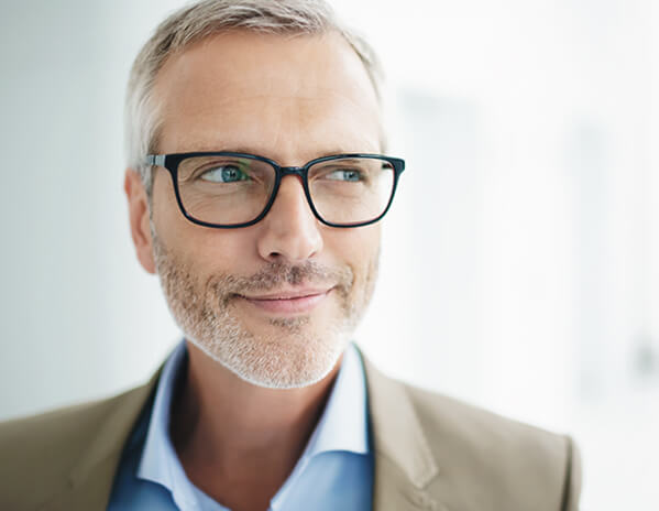 Seri&ouml;ser &auml;lterer Herr mit Brille