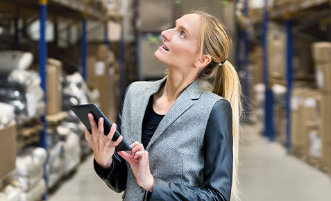 Junge Dame surft mit Tablet im Bestell-Center