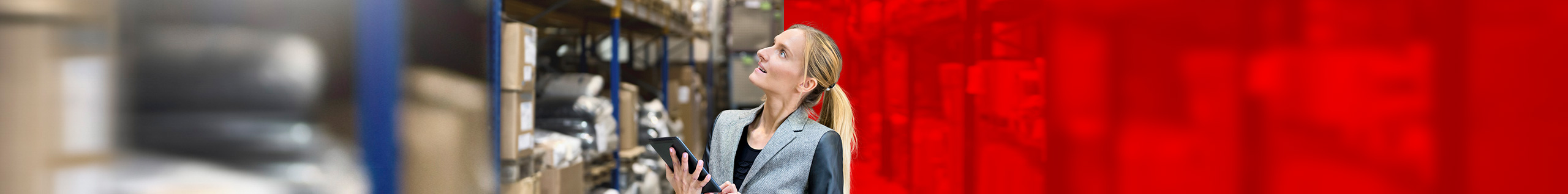 Frau nutzt Bestell-Center im Lager