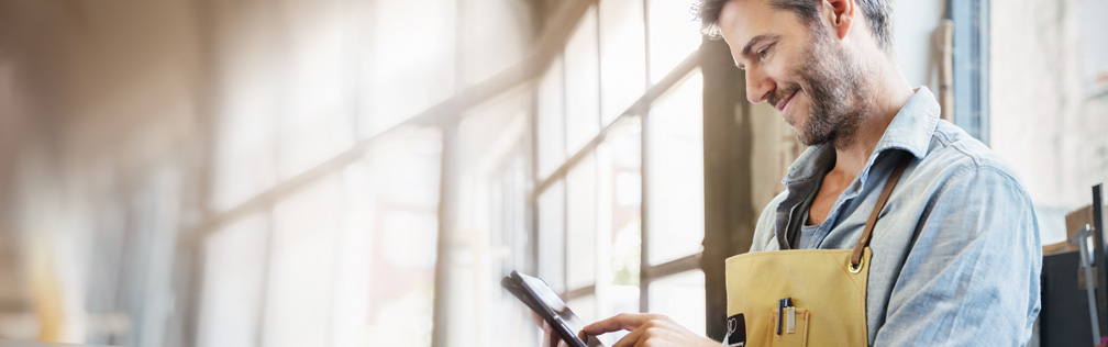 Mann guckt auf sein Smartphone. 