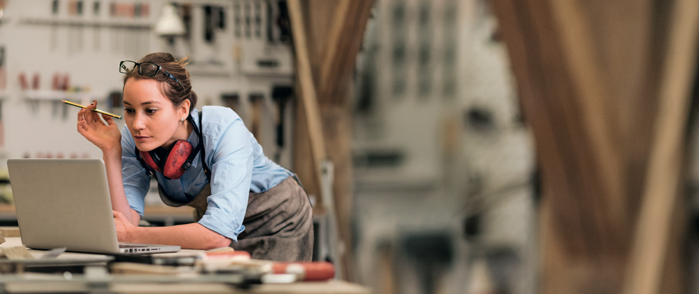 Frau nutzt Vodafone Cyber Security