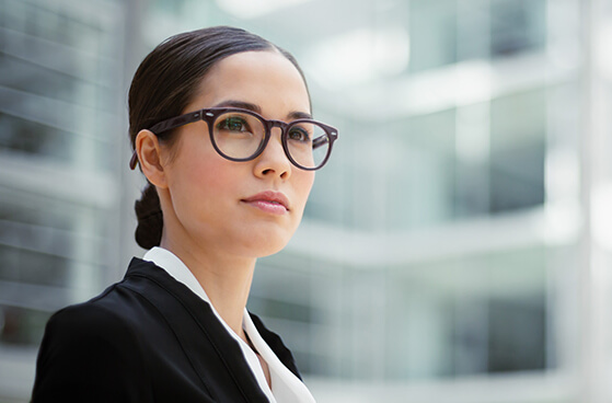 Gesch&auml;ftsfrau vor B&uuml;rogeb&auml;ude