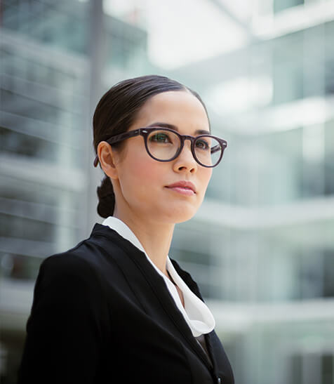 Gesch&auml;ftsfrau vor B&uuml;rogeb&auml;ude