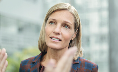 Nachdenkliche Karrierefrau