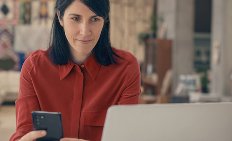 Mann mit Telefonh&ouml;rer am Arbeitsplatz.