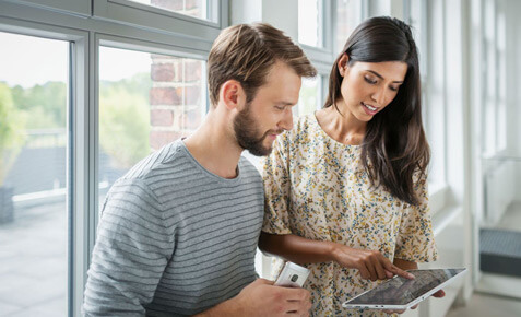 Business-Mitarbeiter nutzen mit Tablet und Smartphone Cloud & Hosting Angebote 