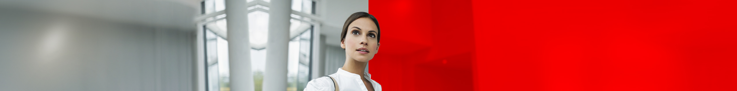 Business-Frau steht im Gesch&auml;ftsgeb&auml;ude.