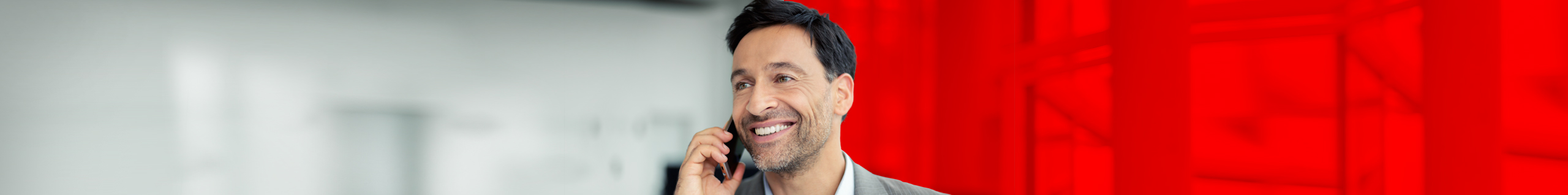 Mann telefoniert mit Smartphone