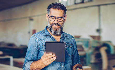 Gesch&auml;ftsmann nutzt Corporate Data Access