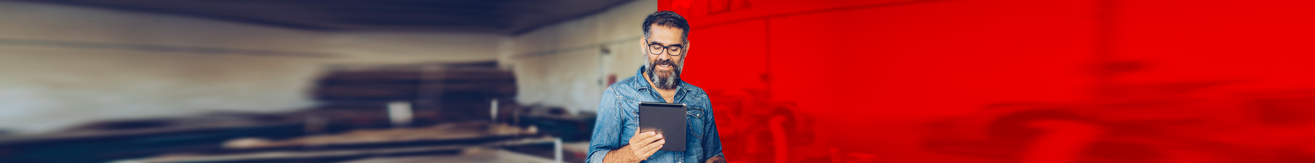 Mann nutzt Corporate Data auf Tablet