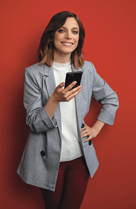 Business-Mann erkl&auml;rt seiner Kollegin die flexible Rufnummernanzeige. Dabei gucken sie auf das Smartphone.