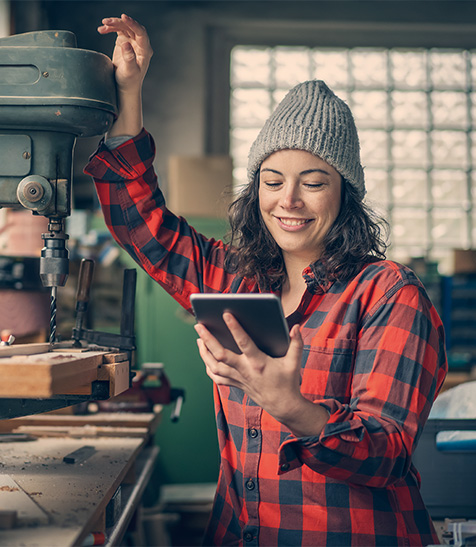 Frau liest eBook Cyber Insights