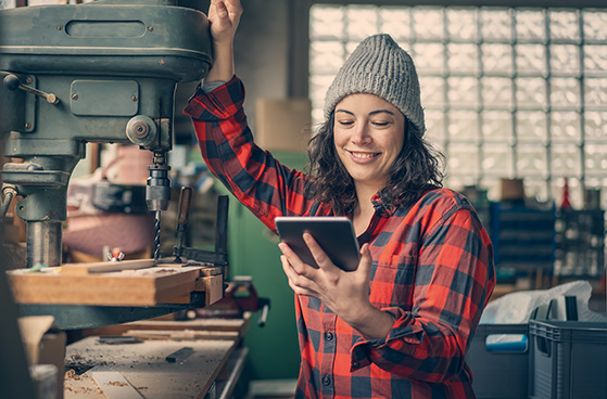 Frau liest eBook Cyber Insights